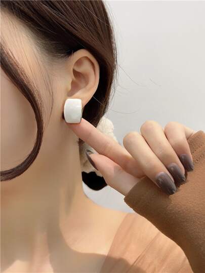 اقراط مسمار هندسي