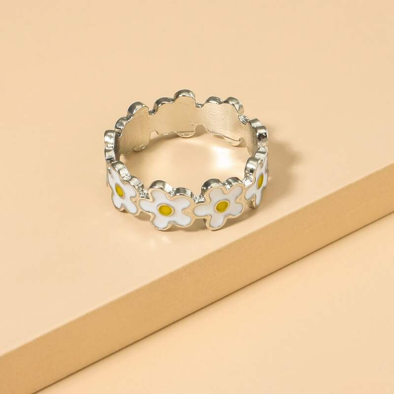 

Floral Design Ring, White