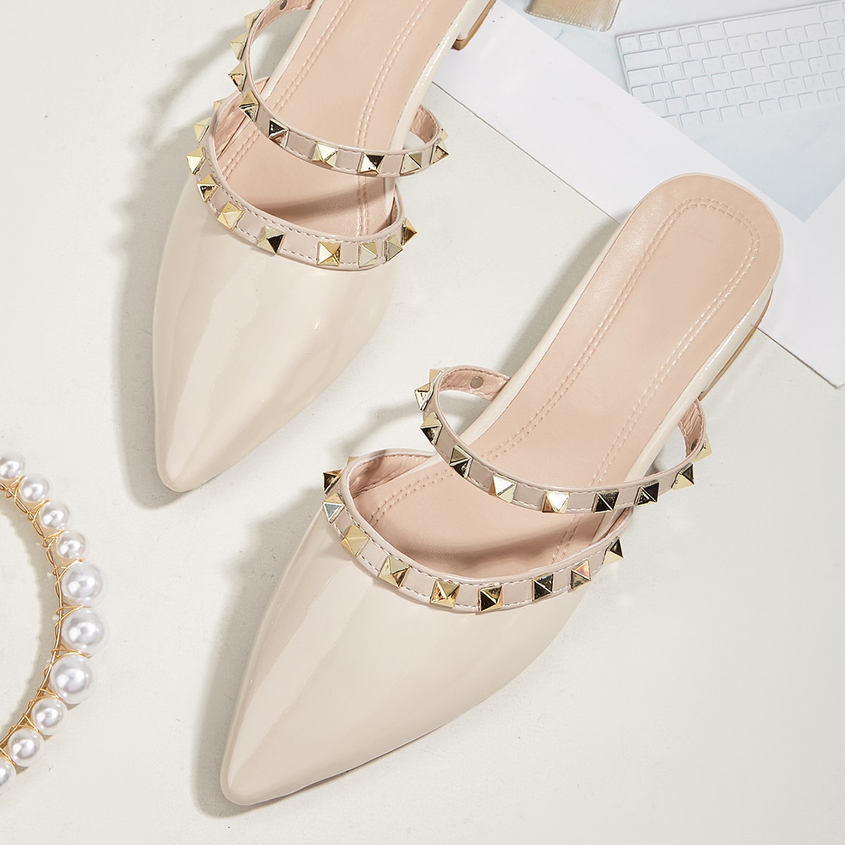 Sandalias planas de mujer con remaches para otoño, tacón grueso, mulas de punta cerrada y slip-on, nuevo diseño de moda para combinar con vestidos