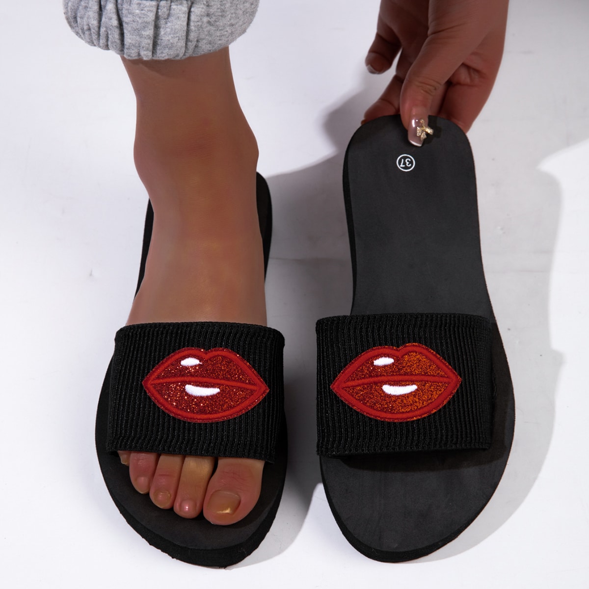 Объект Модный Тапочки и вьетнамки