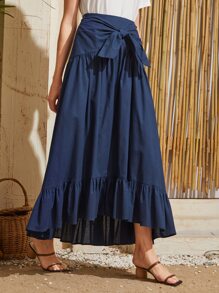 SHEIN تنورة بلون موحد وبحافة مكشكش بربطة امامي