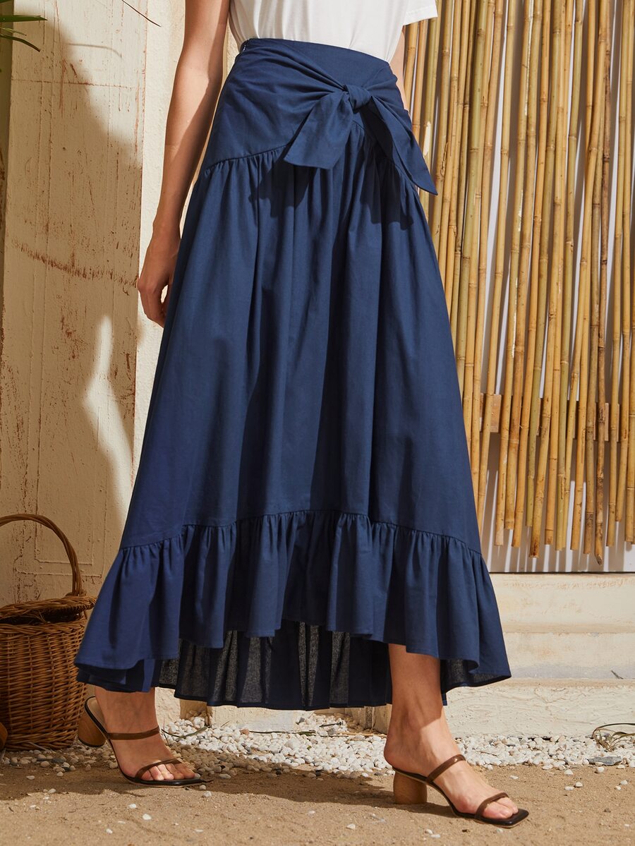 SHEIN تنورة بلون موحد وبحافة مكشكش بربطة امامي