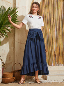 SHEIN تنورة بلون موحد وبحافة مكشكش بربطة امامي