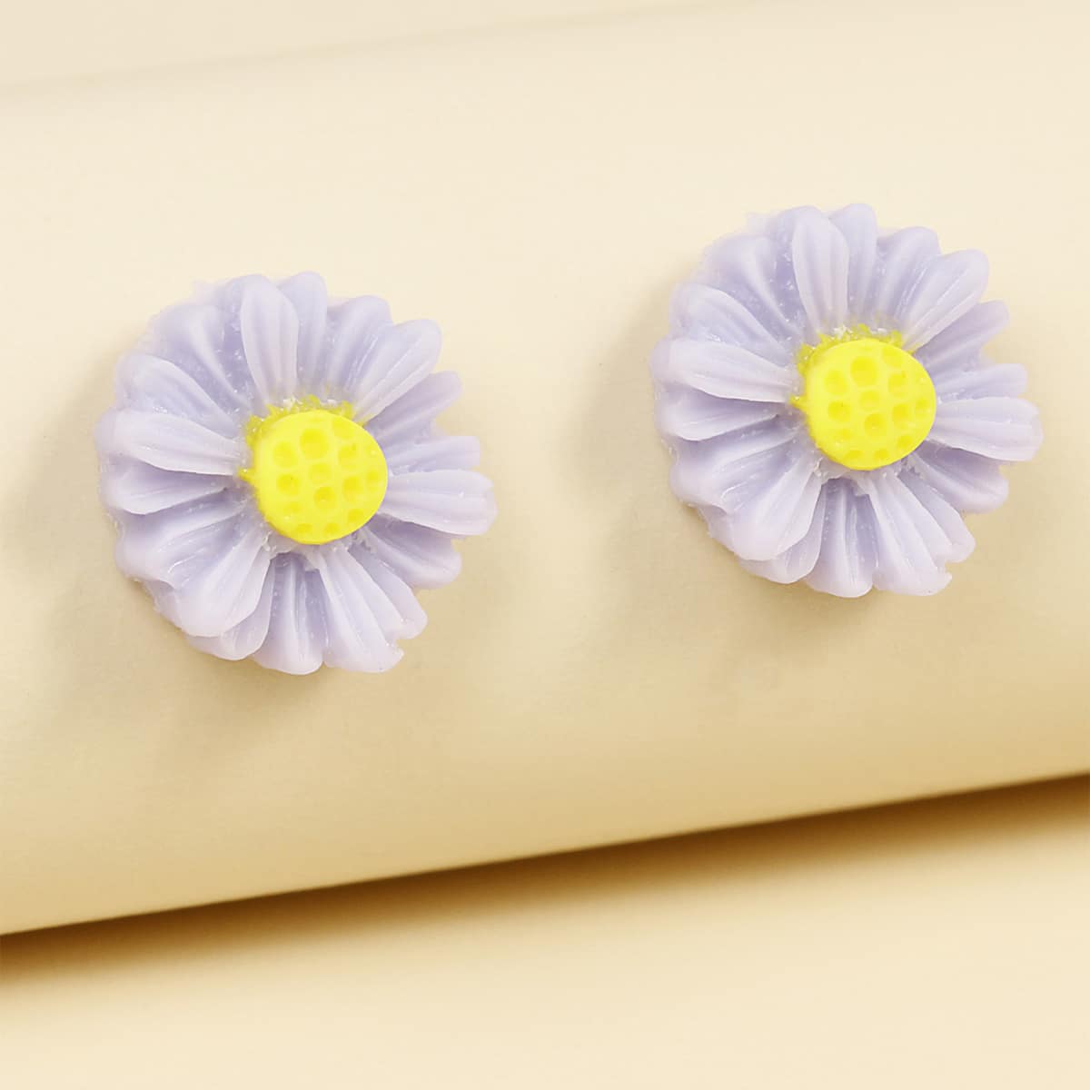 

Daisy Design Stud Earrings, Violet purple