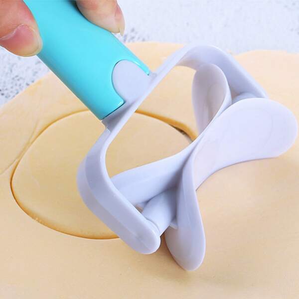 

1pc Plastic Dough Roller Cutter, Multicolor