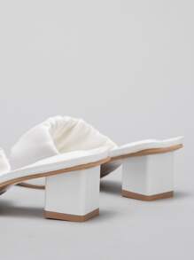 Mules con tacón con fruncido minimalista