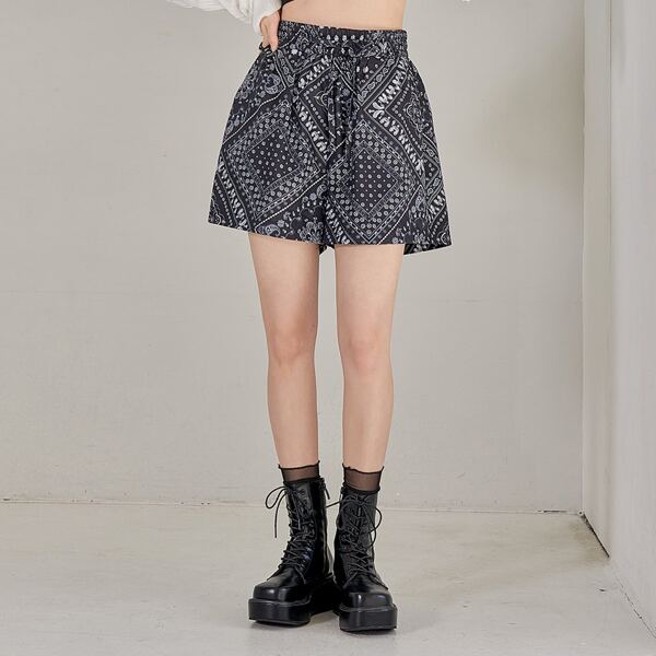 

All Over Print Drawstring Waist Shorts, Black and white