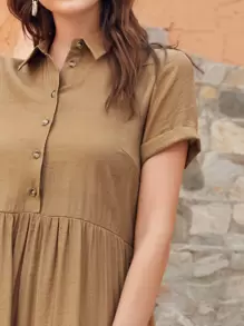 SHEIN LUNE Vestido bajo con fruncido con botón delantero unicolor - Caqui - Ver 3