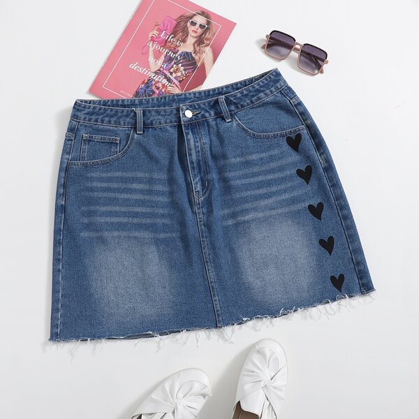 

Plus Heart Print Raw Hem Denim Skirt, Medium wash