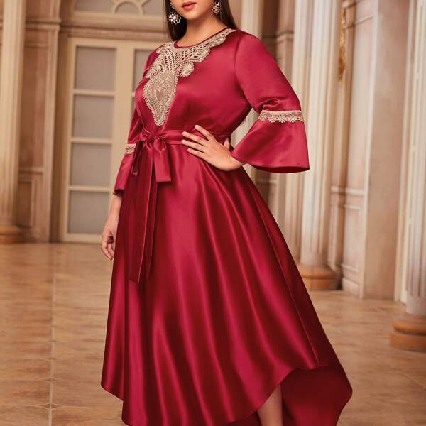 

Атласное асимметричное платье размера плюс с поясом, Бургундия