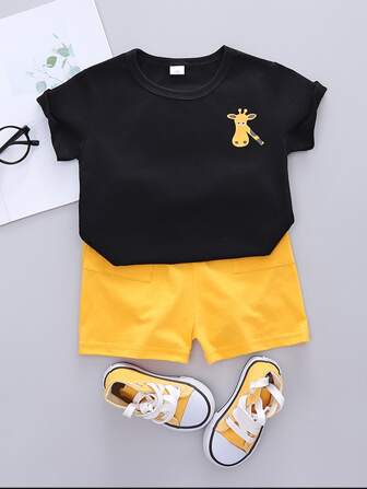 سروال قصير مع تي شيرت بجرافيك رسوم كارتون للاولاد الصغار