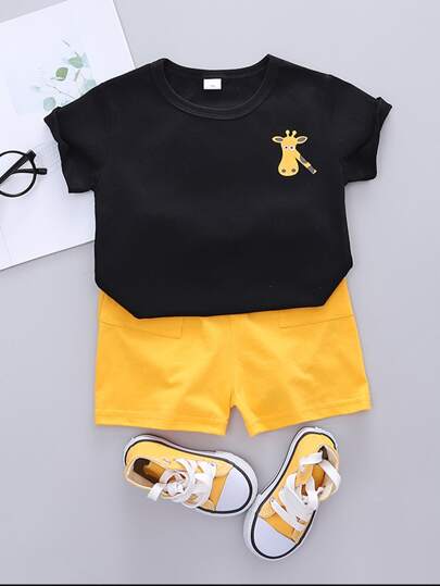 سروال قصير مع تي شيرت بجرافيك رسوم كارتون للاولاد الصغار