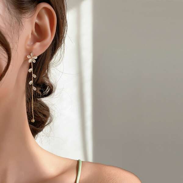 

Flower Detail Earrings, Gold