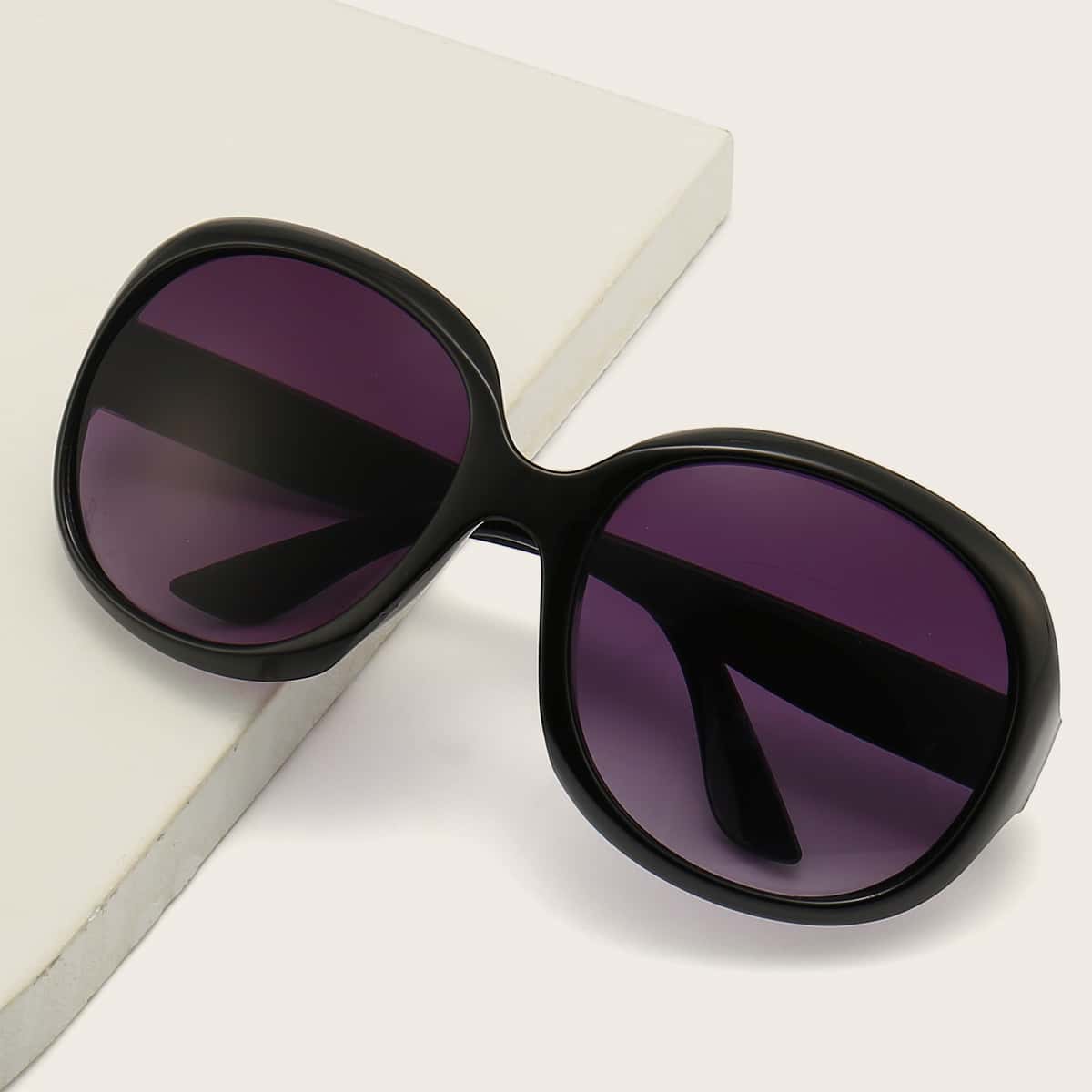 

Oversized Frame Sunglasses