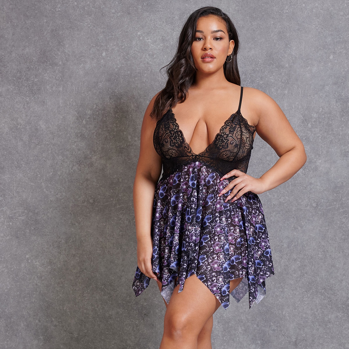 Асимметричная комбинация с принтом бабочки и стринги размера плюс