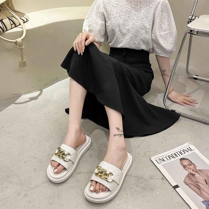 

Quilted Chain Band Slides, White