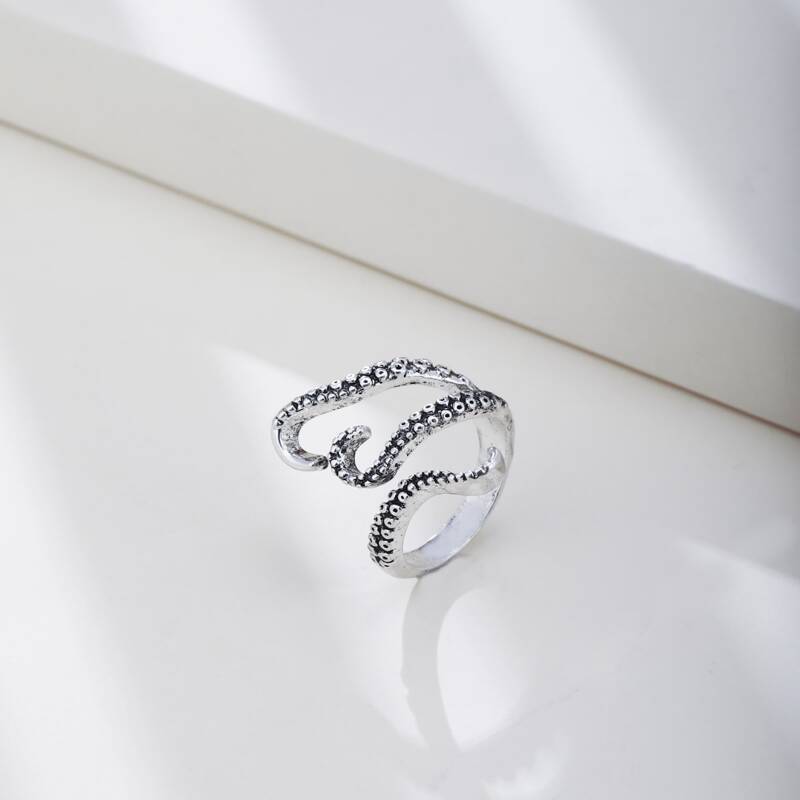 

Serpentine Design Ring, Silver