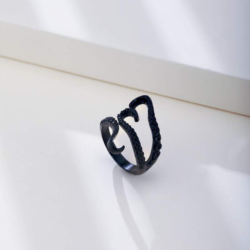 

Serpentine Design Ring, Black