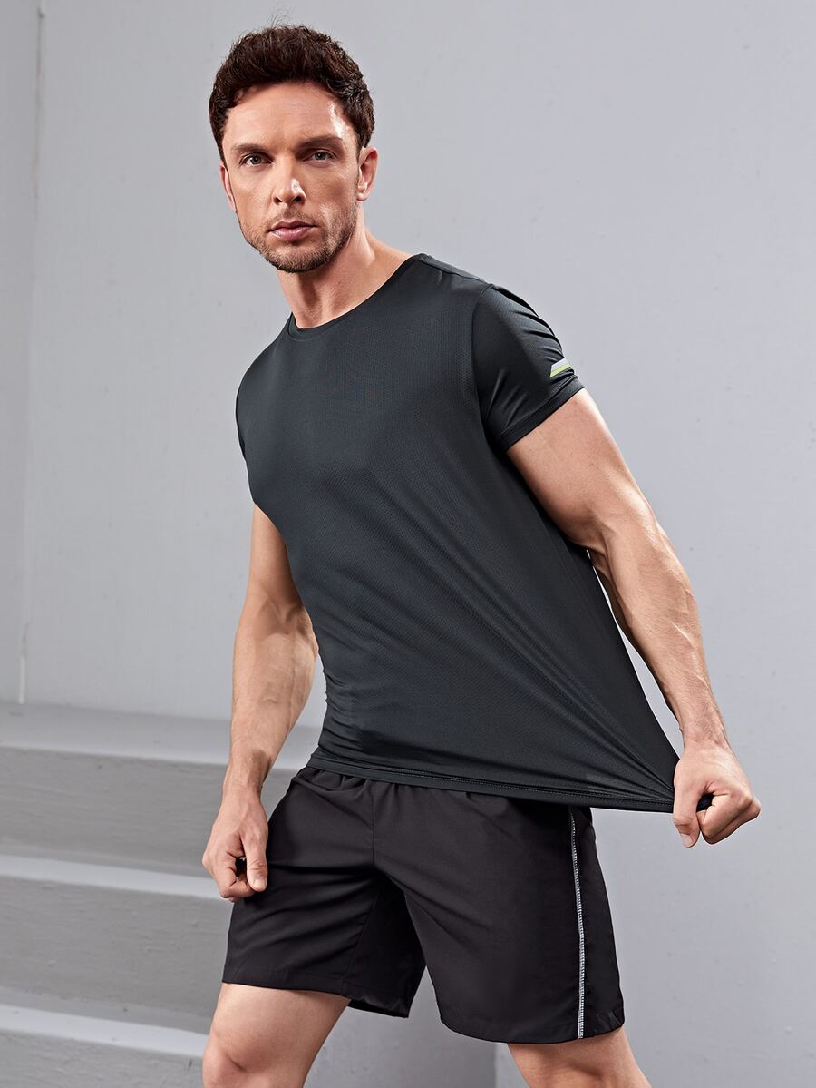 تي شيرت رياضي مخطط عاكس مع شورت للرجال