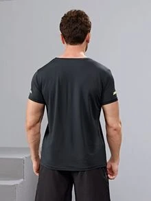 تي شيرت رياضي مخطط عاكس مع شورت للرجال