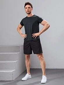 تي شيرت رياضي مخطط عاكس مع شورت للرجال
