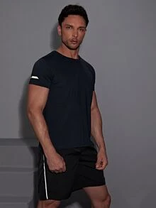 تي شيرت رياضي مخطط عاكس مع شورت للرجال