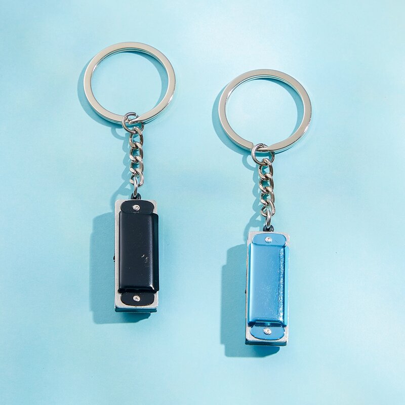 

2pcs Guys Geo Charm Keychain, Multicolor