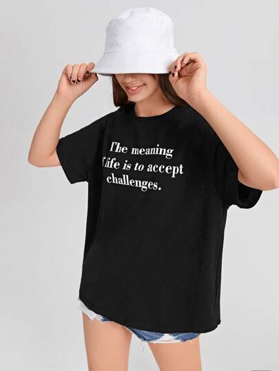 تيشيرت منخفض الاكتاف بطباعة شعار للفتيات المراهقات