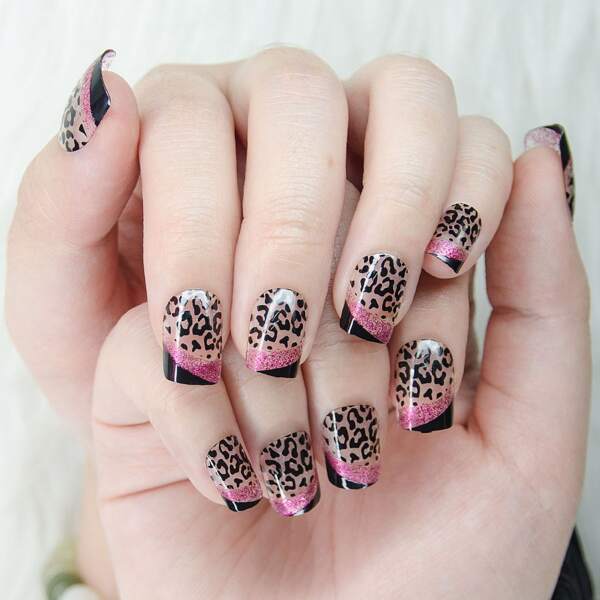 

24шт Поддельные ногти и 1 лист ленты и 1 пилочка для ногтей, Многоцветный