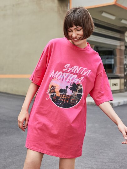 فستان تي شيرت منخفض الاكتاف بطباعة استوائي وعبارة بلون النيون وردي