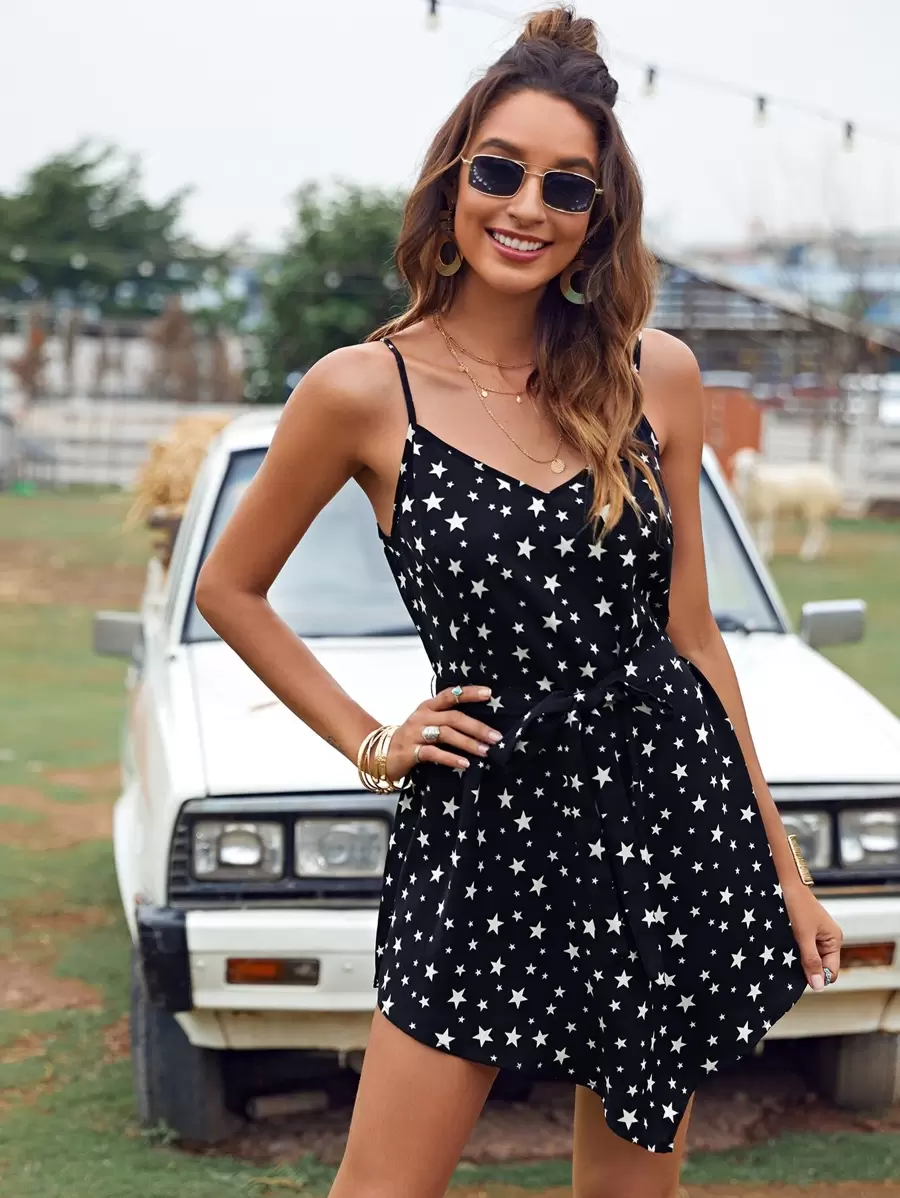 SHEIN 自腰帶不對稱下擺星星圖案吊帶洋裝 - 黑色 - 查看 1