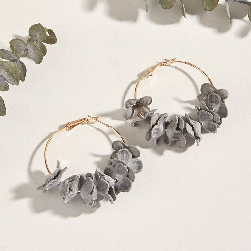

Flower Decor Hoop Earrings, Grey