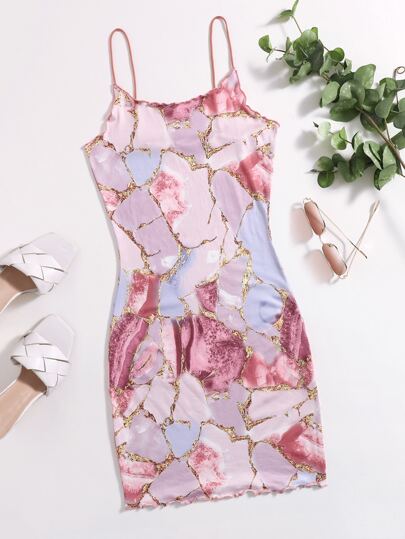 فستان كامي بأطراف مموجة وطباعة متكررة