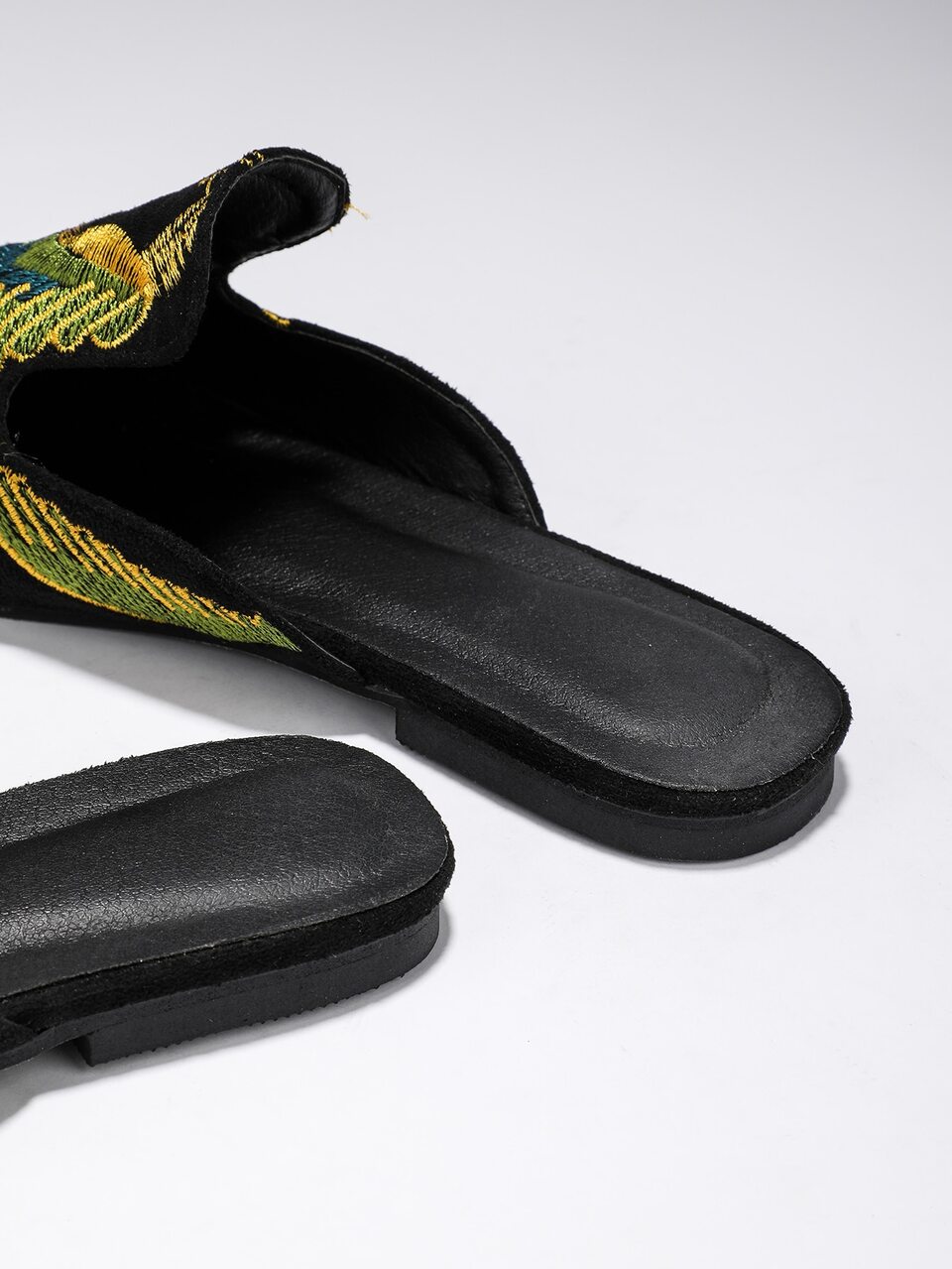 Fall/Winter Women's Fashionable Flat Shoes With Bird Embroidery, Mules Style