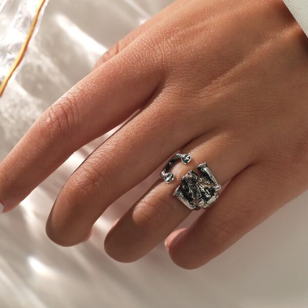 

Animal Design Ring, Antique silver
