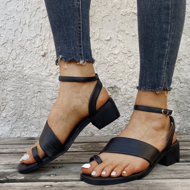 

Toe Ring Chunky Heeled Sandals, Black