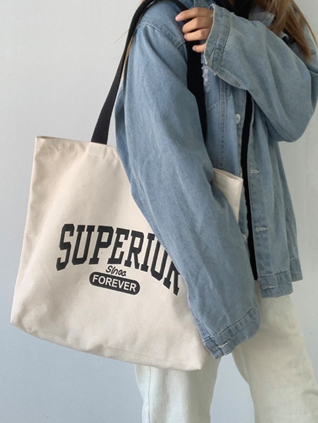 Bolso tote con impresión de letras casual de gran capacidad, bolso para hombro y axila perfecto para estudiantes universitarios, estudiantes de secundaria, estudiantes de preparatoria, chicas y mujeres. Minimalista y ligero, portátil, adecuado para regalo, actividades al aire libre, viajes, salidas, compras, vacaciones, playa y esencial para el verano. Perfecto para vacaciones, escuela, trabajo, negocios y para el transporte diario al trabajo. Este bolso tiene una gran capacidad y es portátil, adecuado para adolescentes y mujeres universitarias. Ideal para el colegio, primaria, secundaria, preparatoria, trabajo, negocios, compras y vacaciones. - Beis - Ver 1