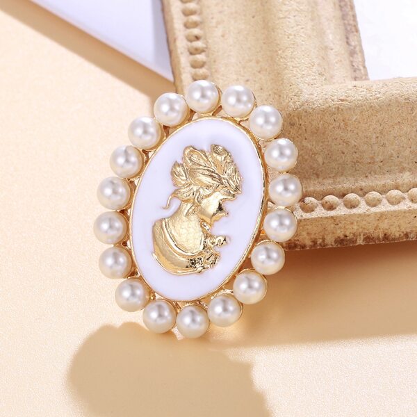 

Faux Pearl Decor Oval Brooch, White