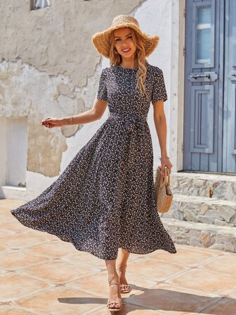 فستان بخط A وبحزام بزهر اقحوان