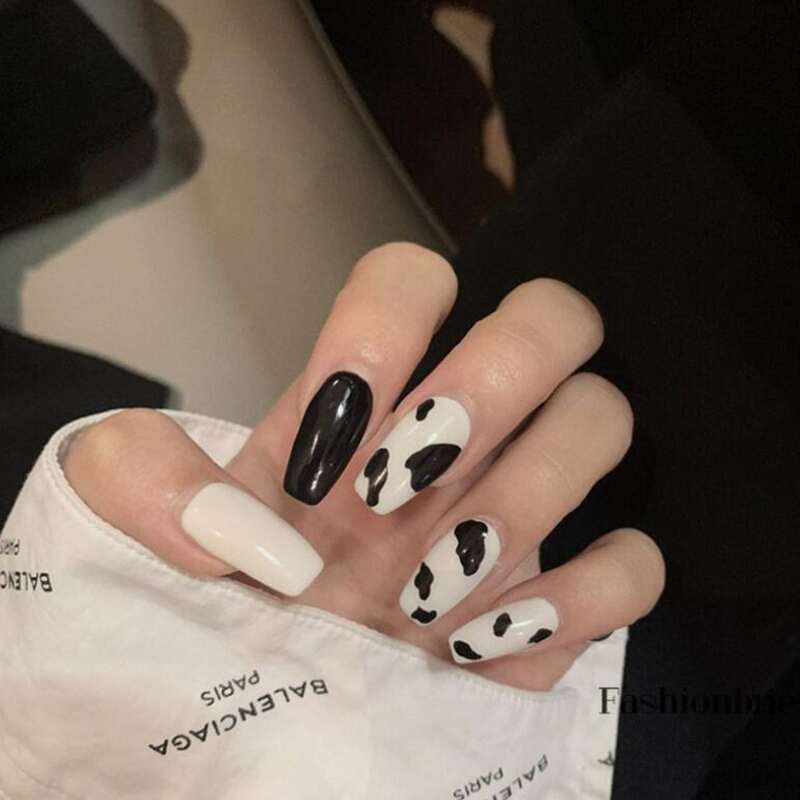 

24pcs Cow Print Fake Nail, Black and white