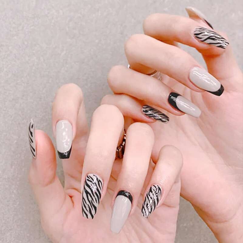 

24pcs Zebra Striped Fake Nail, Black and white