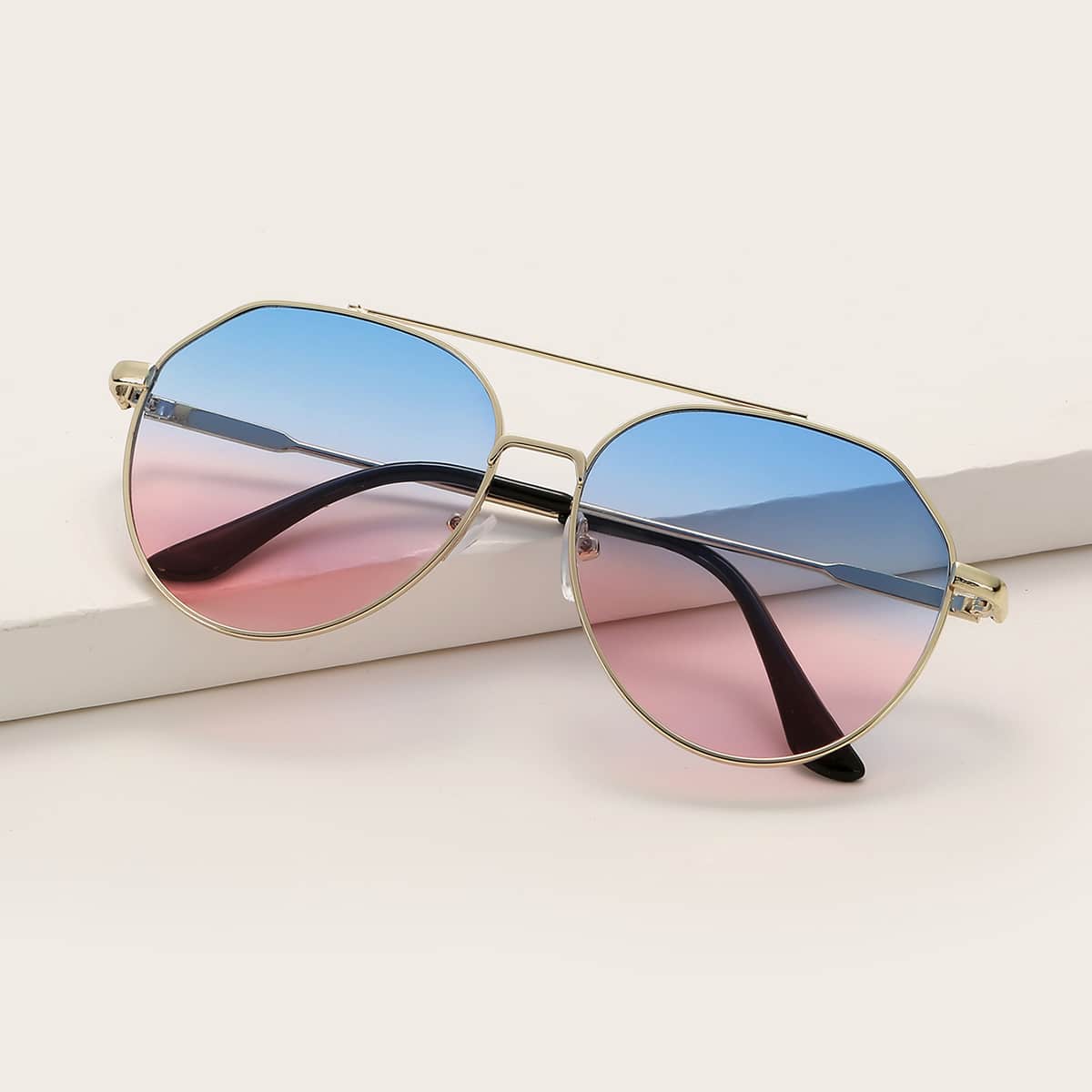 

Metal Frame Tinted Lens Sunglasses