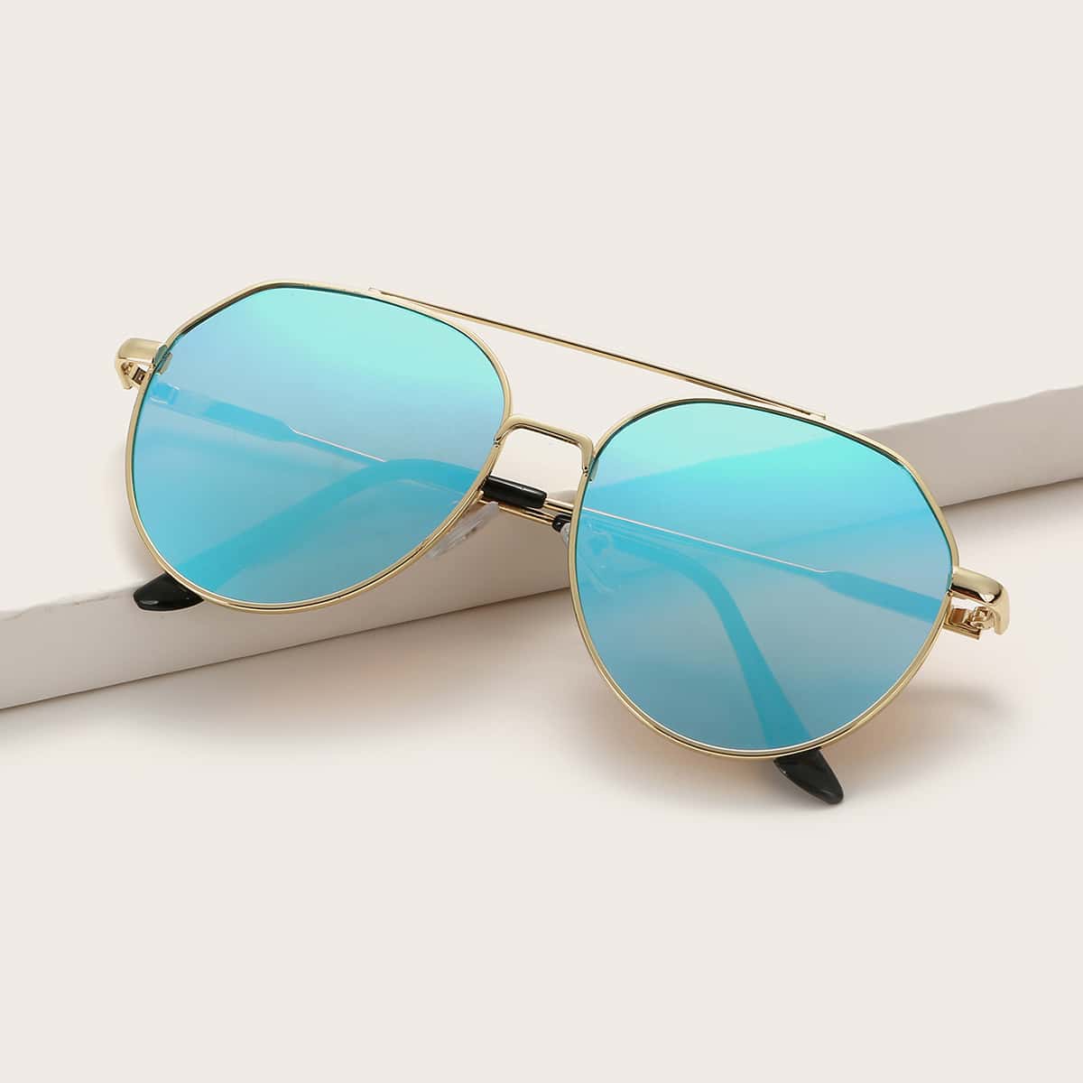 

Metal Frame Tinted Lens Sunglasses