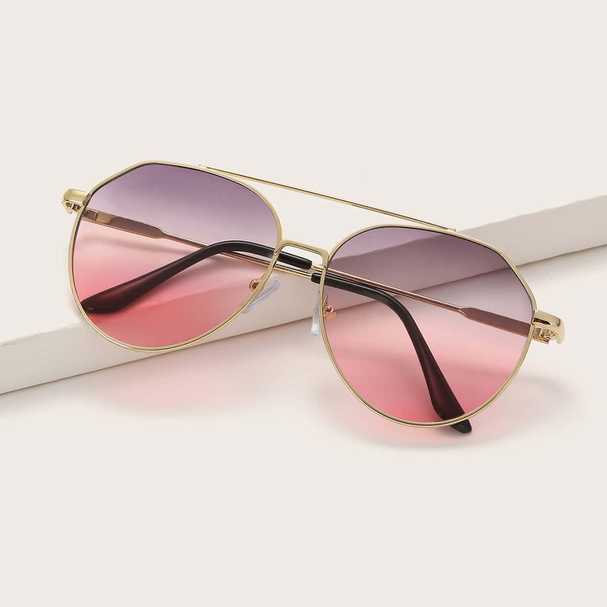 

Metal Frame Tinted Lens Sunglasses
