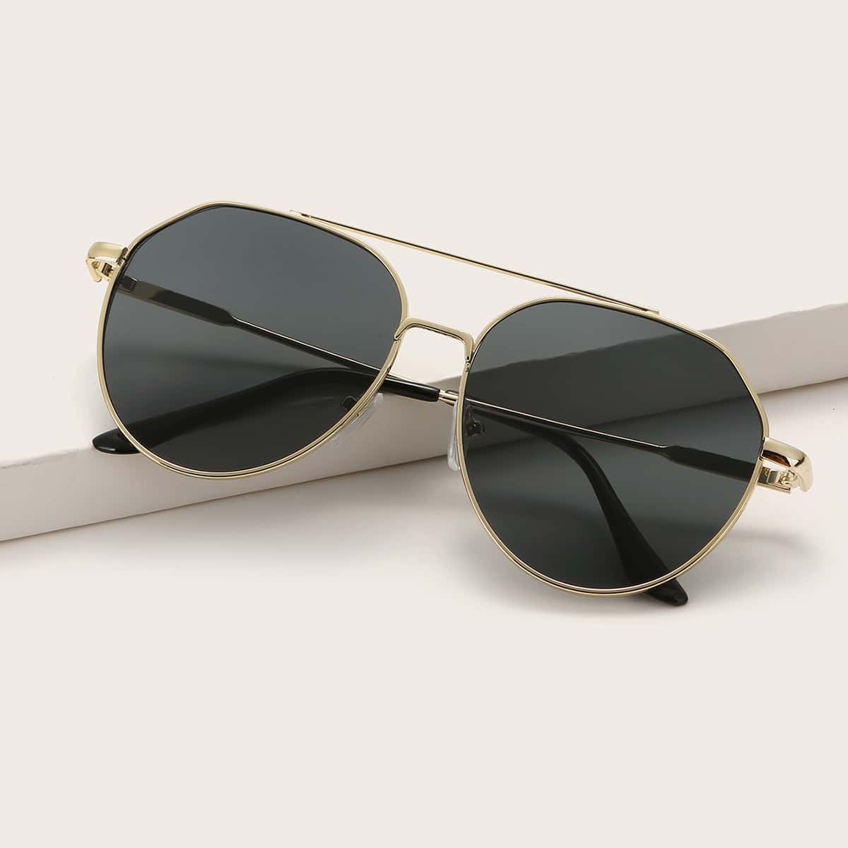 

Metal Frame Tinted Lens Sunglasses