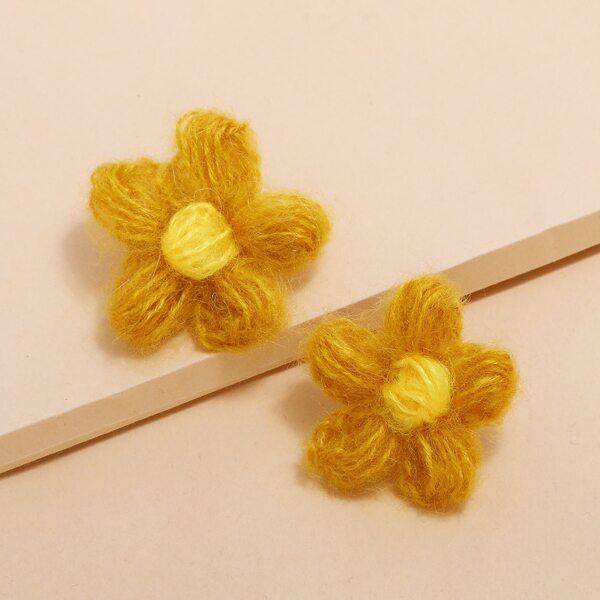 

Flower Design Stud Earrings, Brown