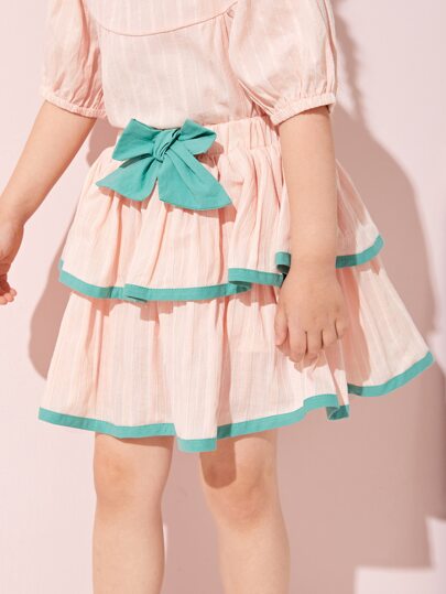 تنورة طبقات مقلم متباين بتفاصيل فيونكة للبنات الصغار