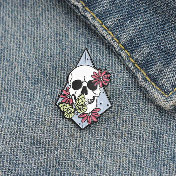 

Skull Design Brooch, Multicolor