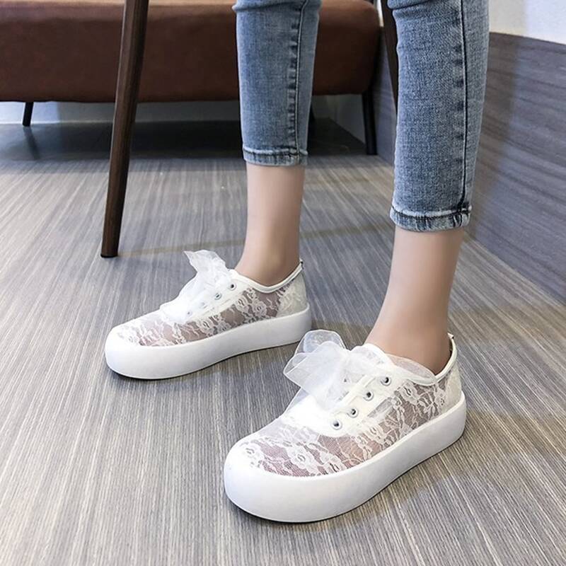 

Floral Lace Lace-up Sneakers, White