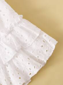 小女童單肩花卉打褶上衣和網眼刺繡半身裙